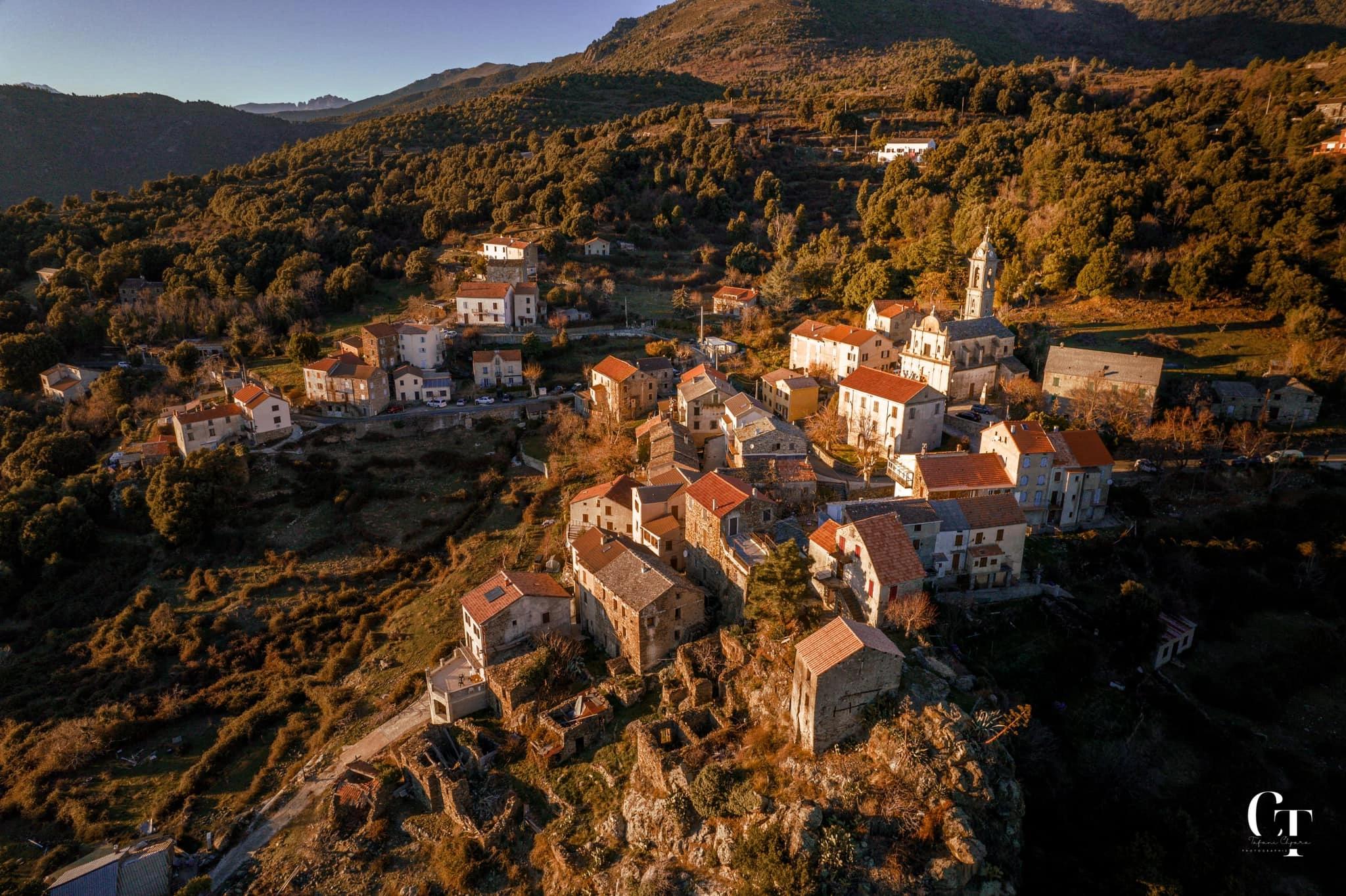 Village de Sermanu vu du ciel