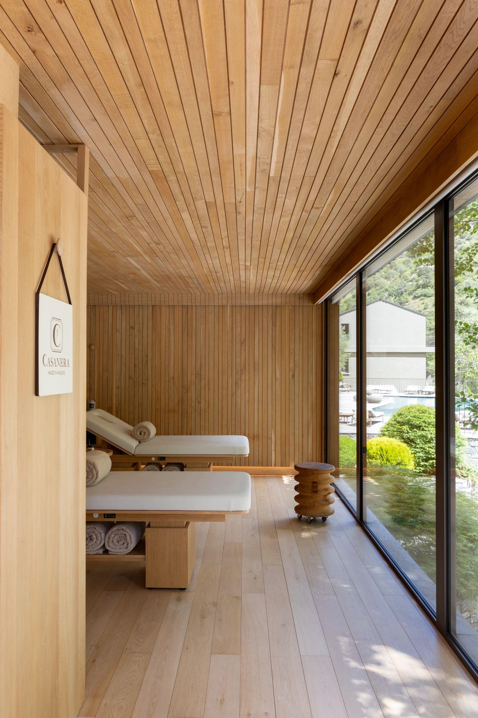 Massage sur table face à la rivière dans une ambiance zen et confidentielle