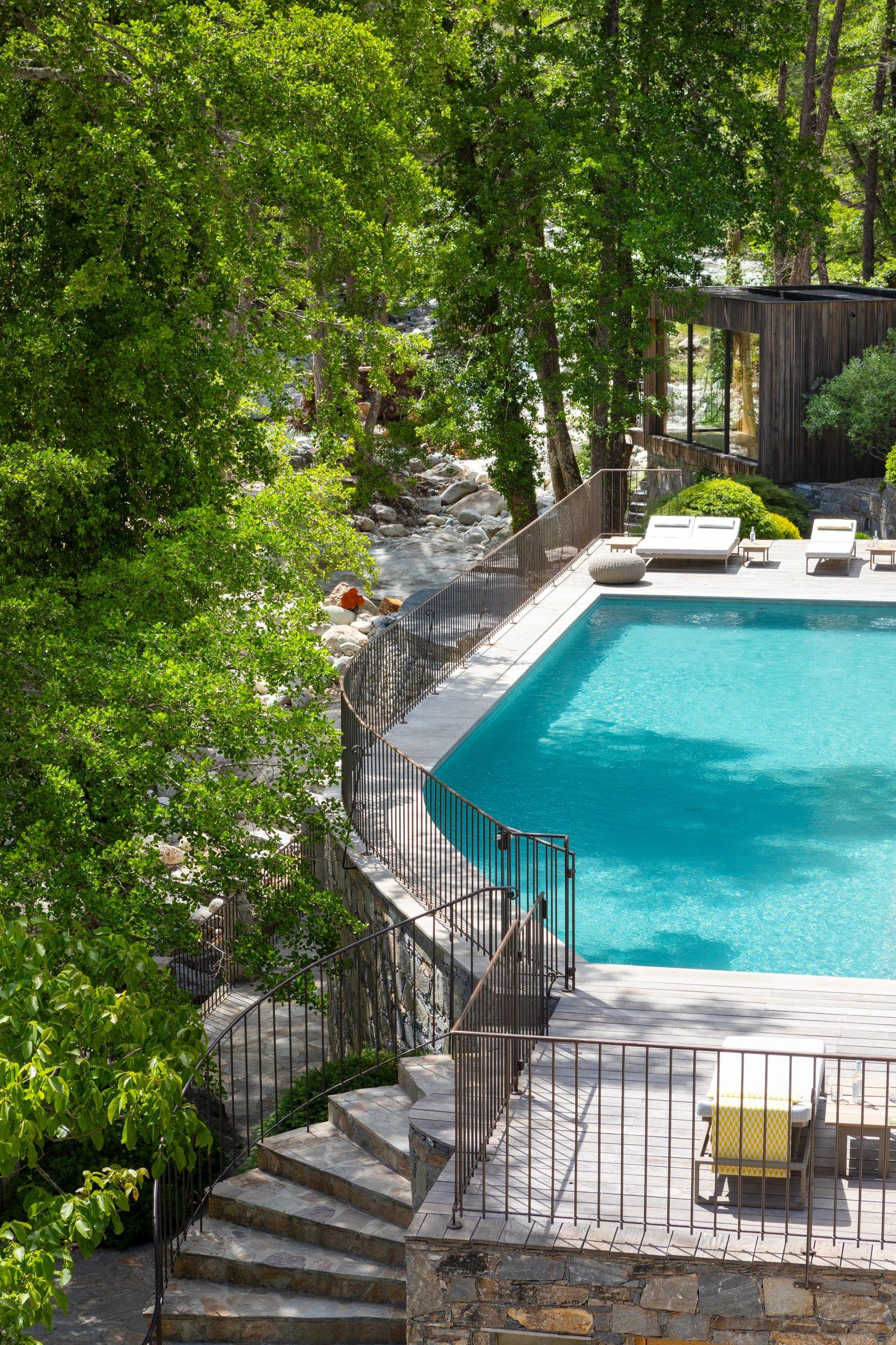 Piscine extérieure de l’hôtel Dominique Colonna entourée de pins et rochers corses