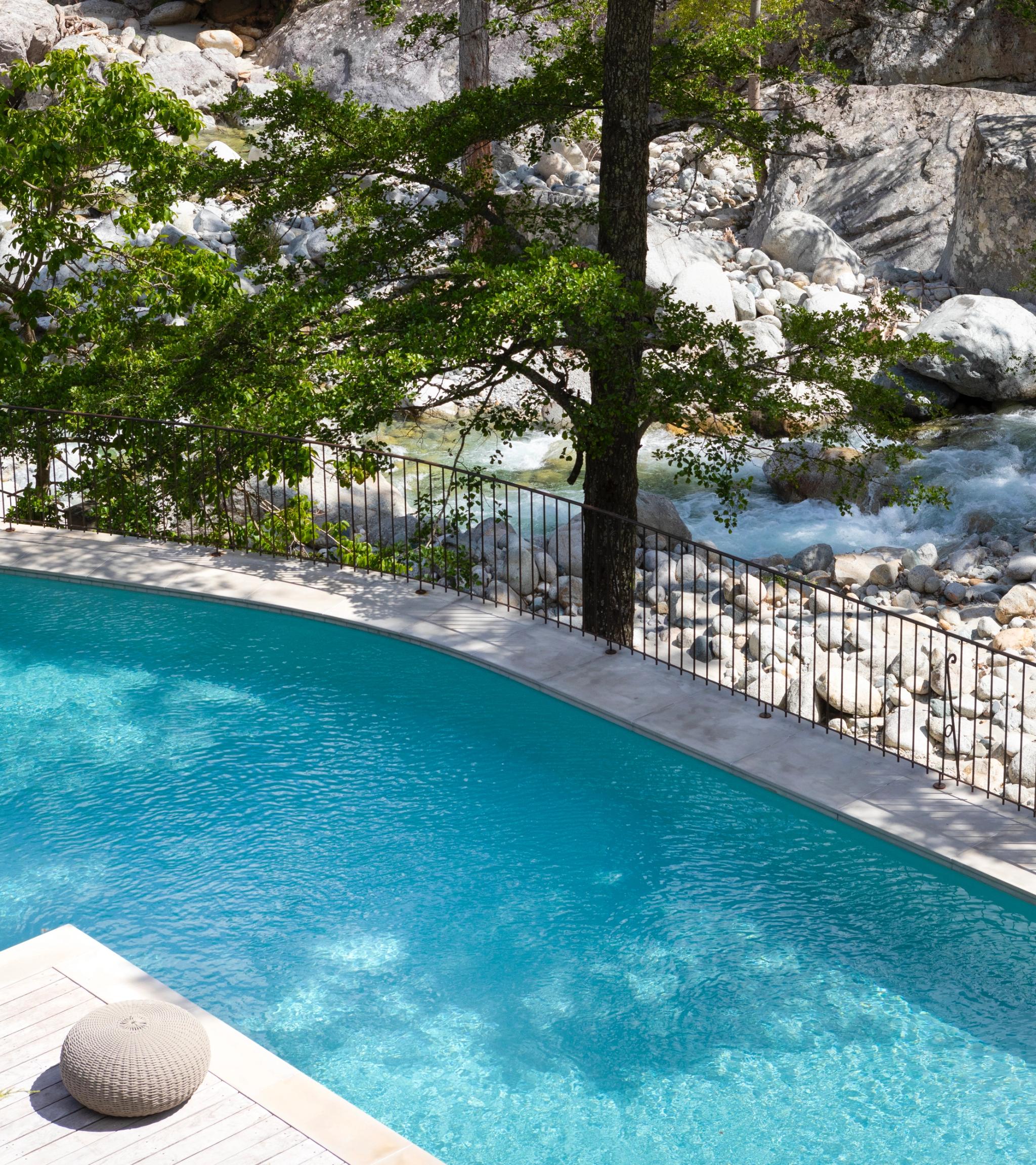 Piscine nichée entre arbres et rochers à deux pas de la Restonica
