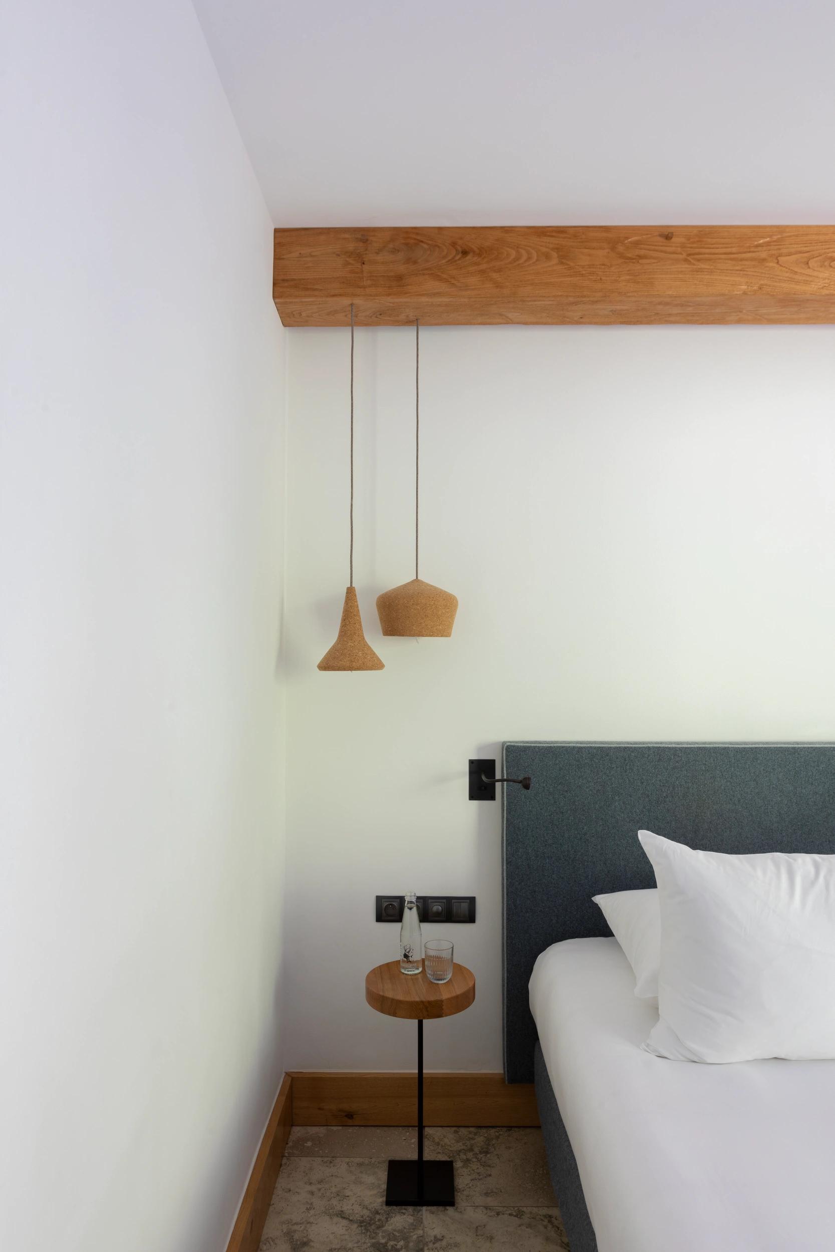 Chambre calme avec tons naturels et finitions soignées à Corte