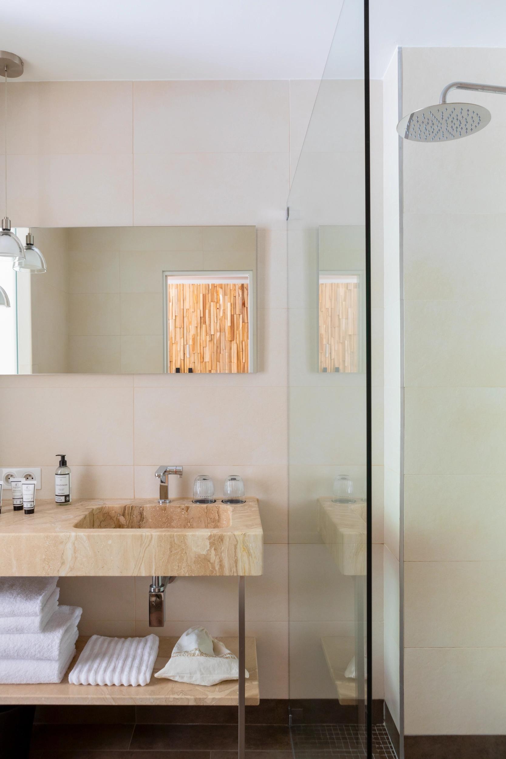 Salle de bain avec vasque moderne et revêtement en pierre naturelle