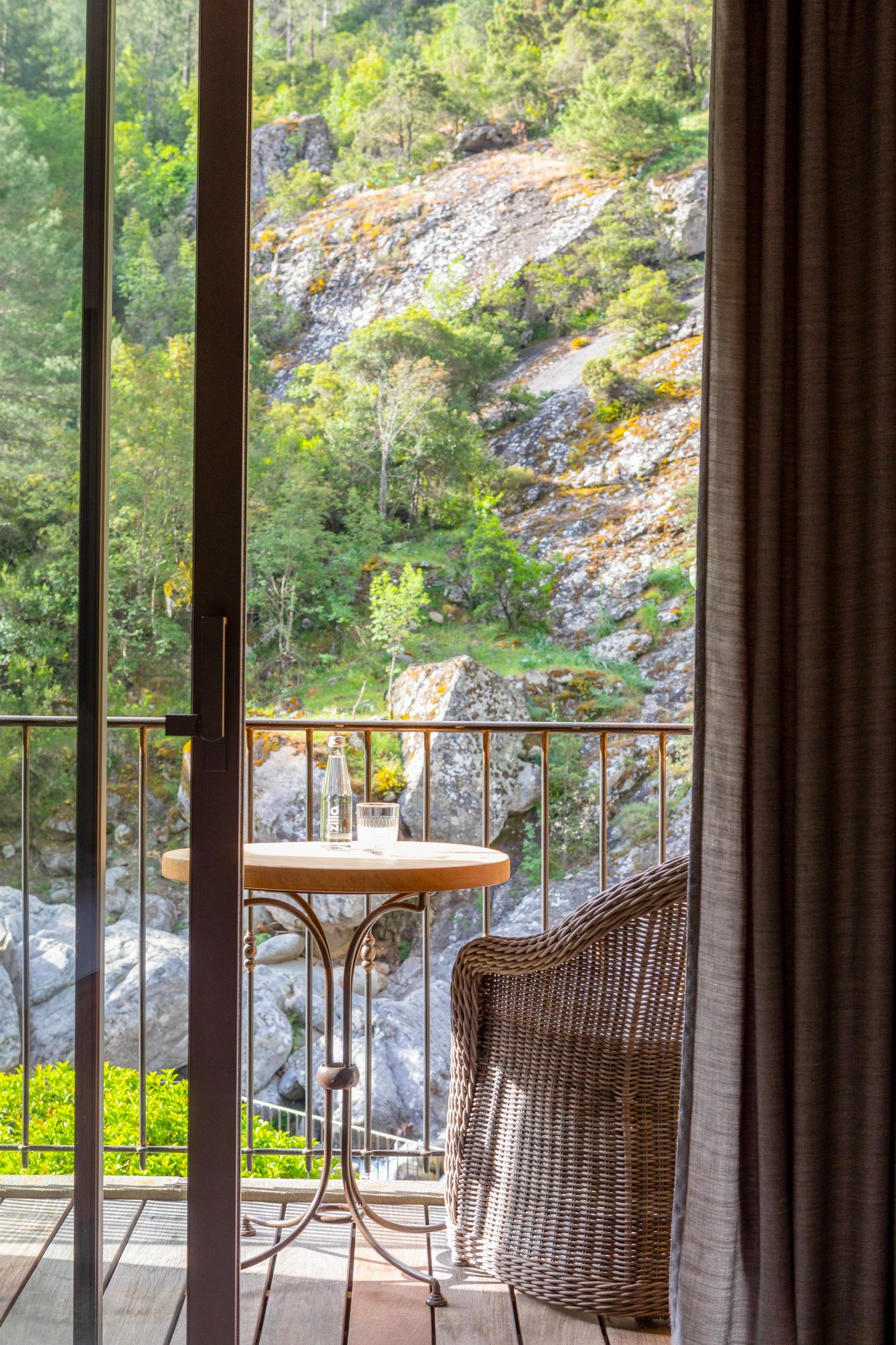 Terrasse privative de la suite La Jardin & La Rivière en bois avec mobilier 
