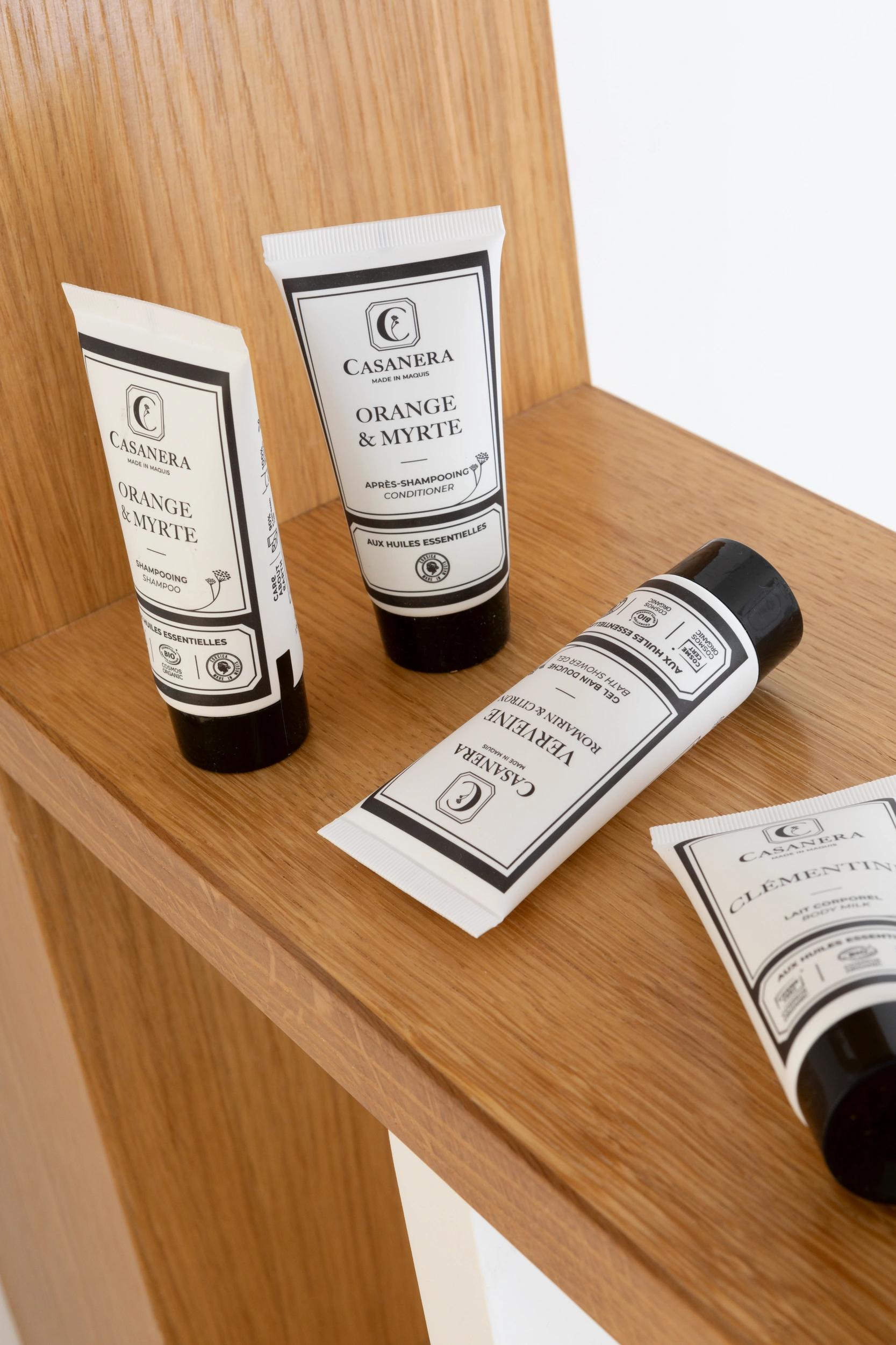 Produits d’accueil haut de gamme et serviettes épaisses dans la salle de bain
