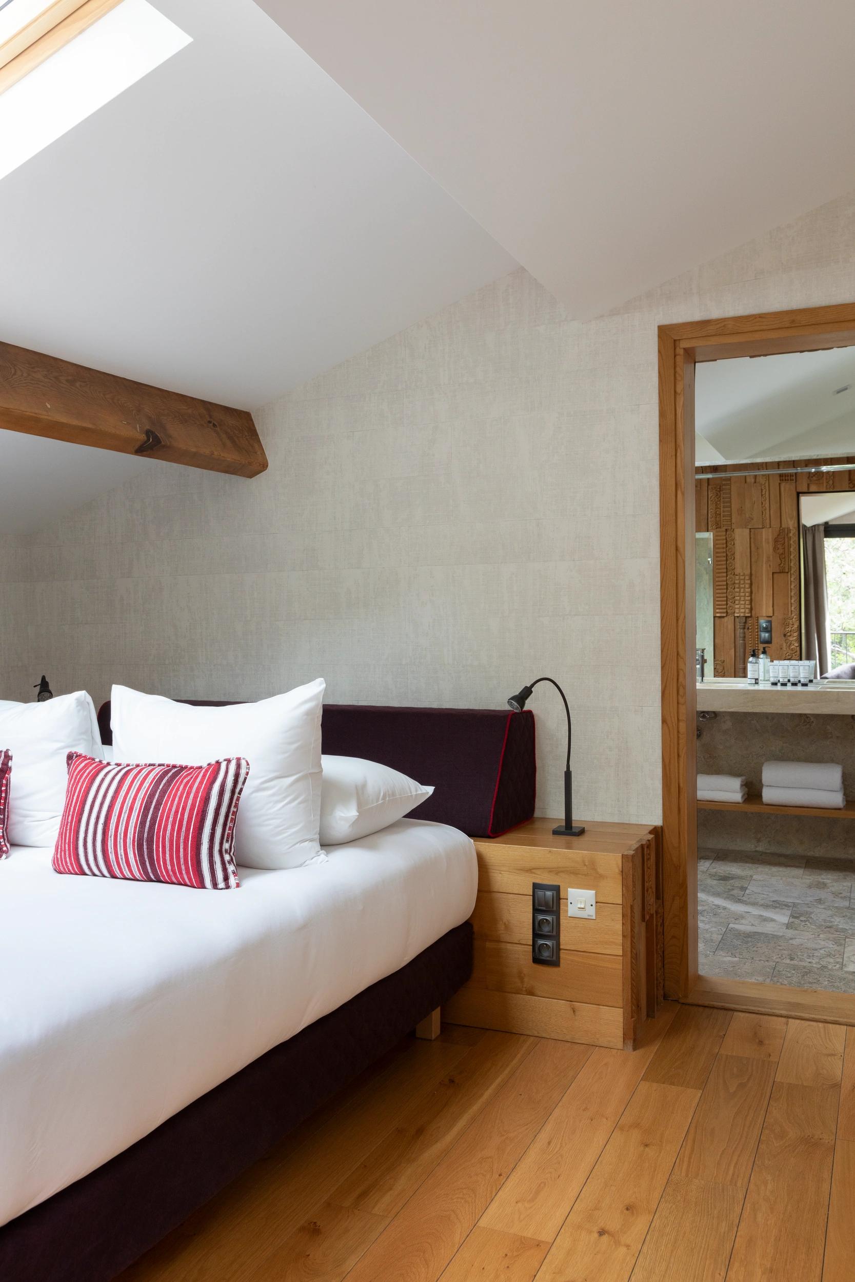 Ambiance feutrée et contemporaine dans une chambre tournée vers la nature
