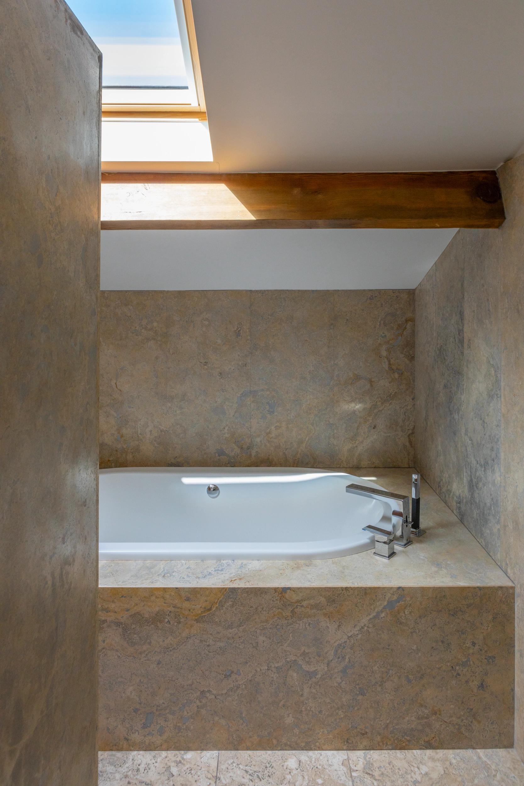 Salle de bain avec grande baignoire et finitions haut de gamme à Corte