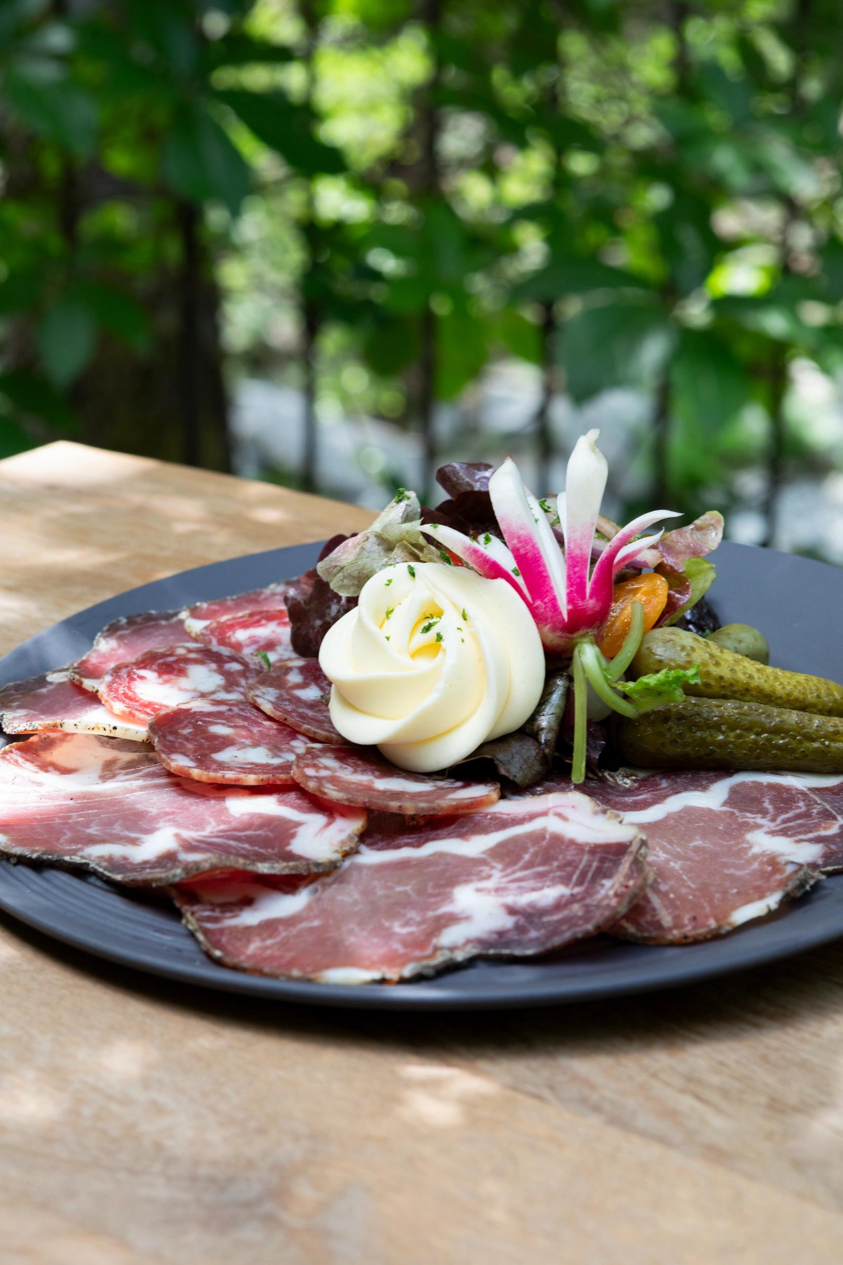 Charcuterie corse artisanale servie avec pain et figues fraîches