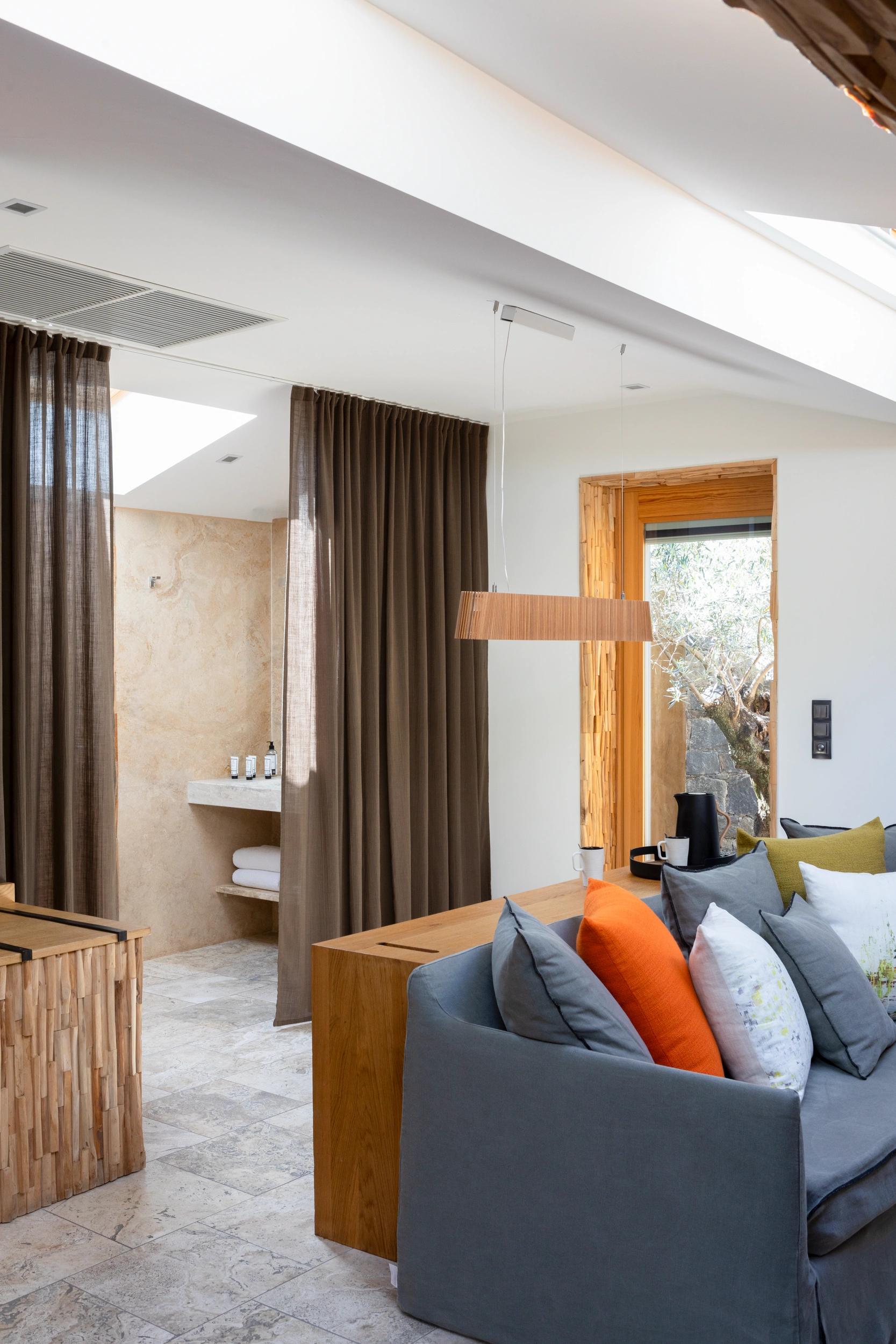 ons beige, bois et matières douces dans une chambre de luxe à Corte