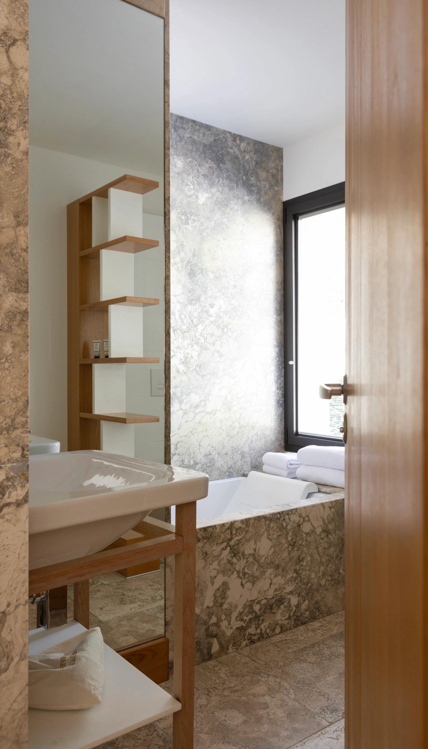 Salle de bain avec bois et béton ciré pour une atmosphère chaleureuse