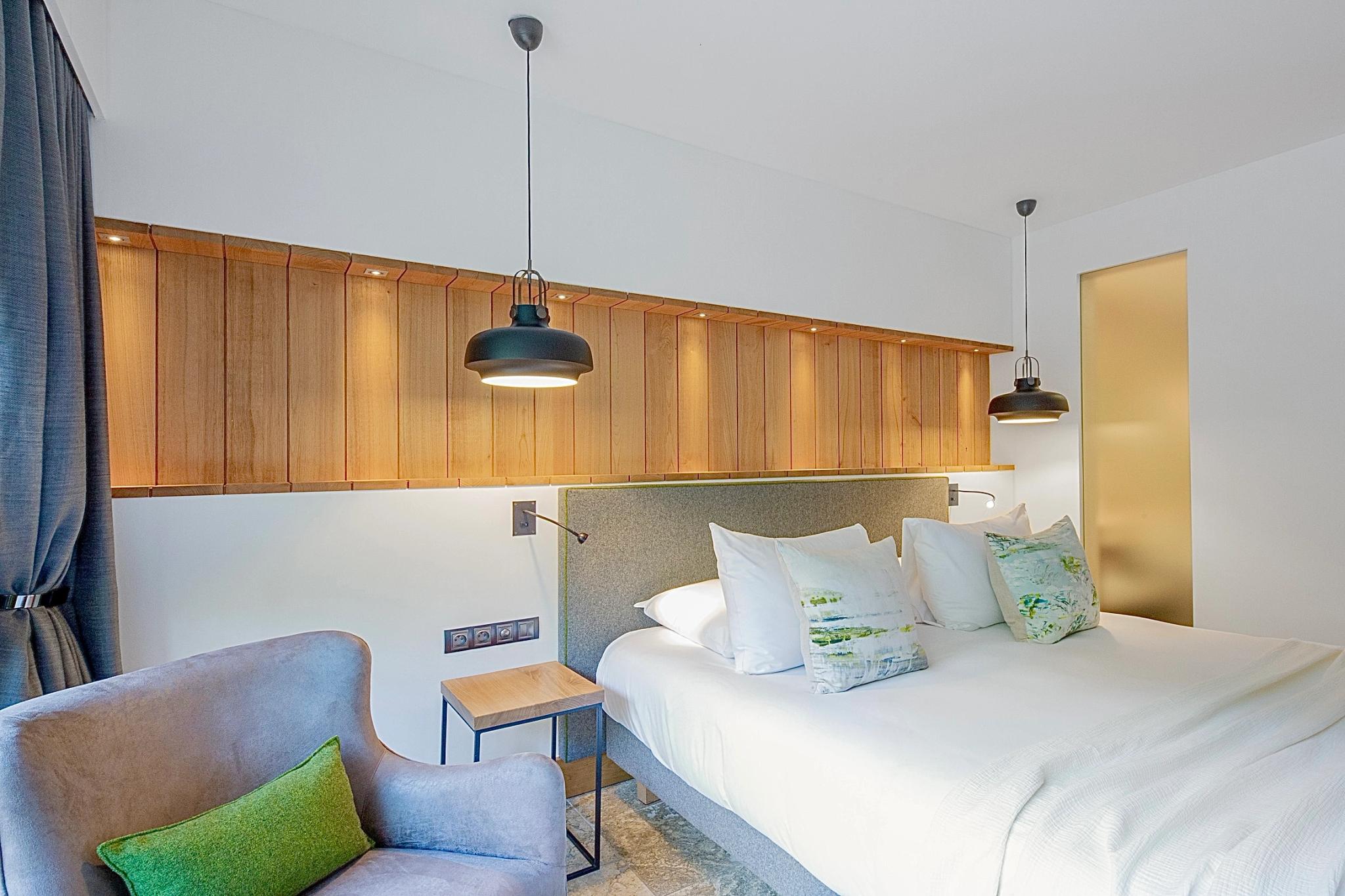 Suite La Jardin & La Rivière avec lit double et décoration boisée à Corte