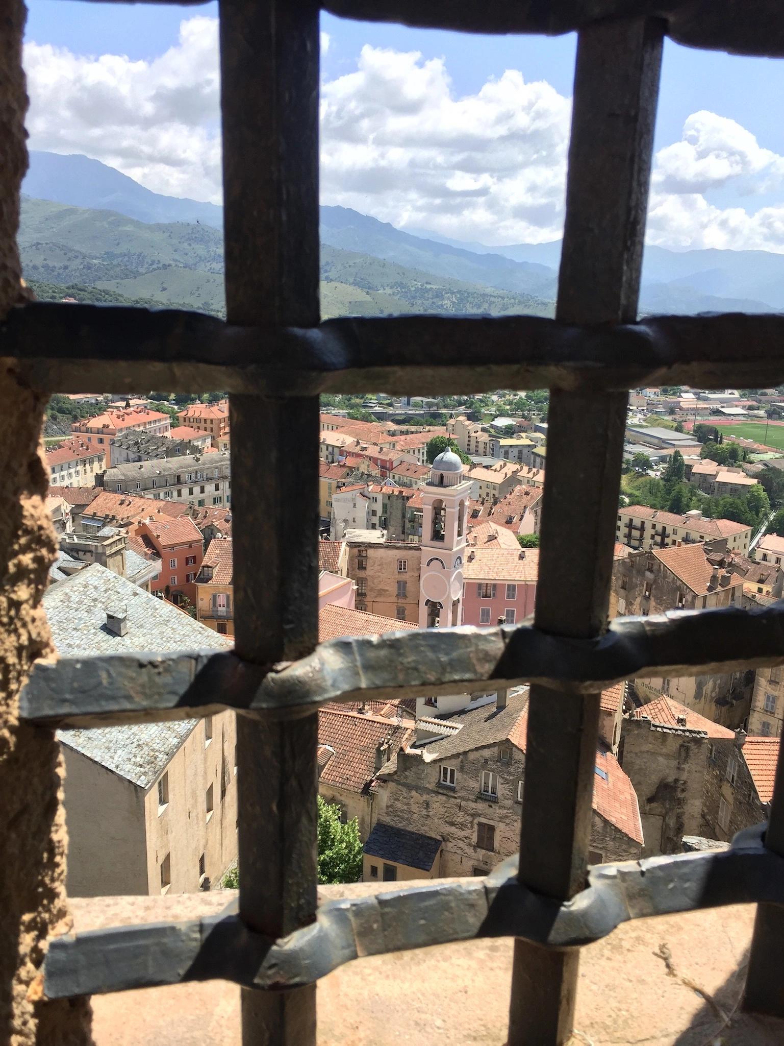 Vue depuis la citadelle de Corte sur le centre ville
