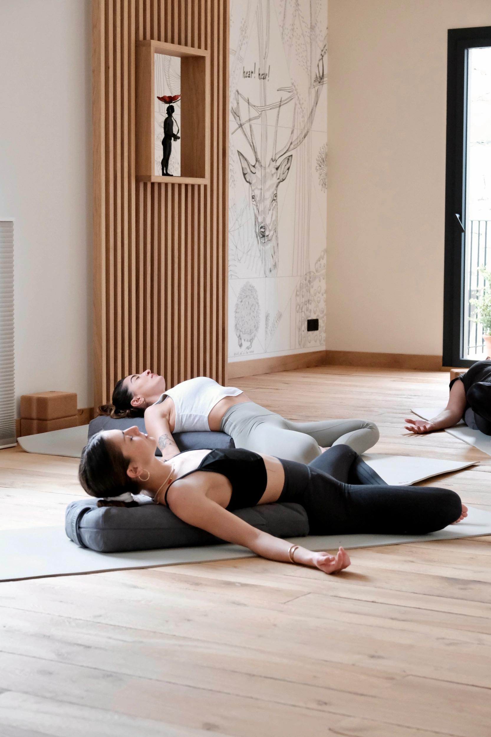 Séance de yoga en intérieur dans une pièce baignée de lumière naturelle à Corte