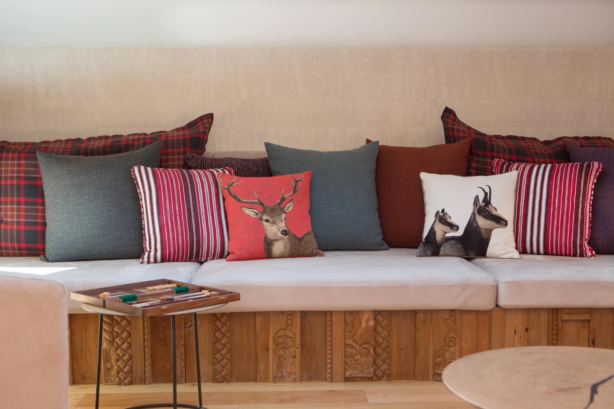 Coussins texturés et textiles en lin beige pour une ambiance cocooning
