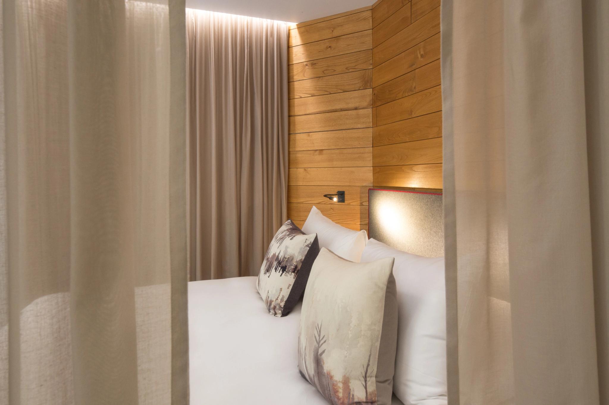 Chambre Supérieure avec lit king-size et décoration naturelle et moderne à Corte