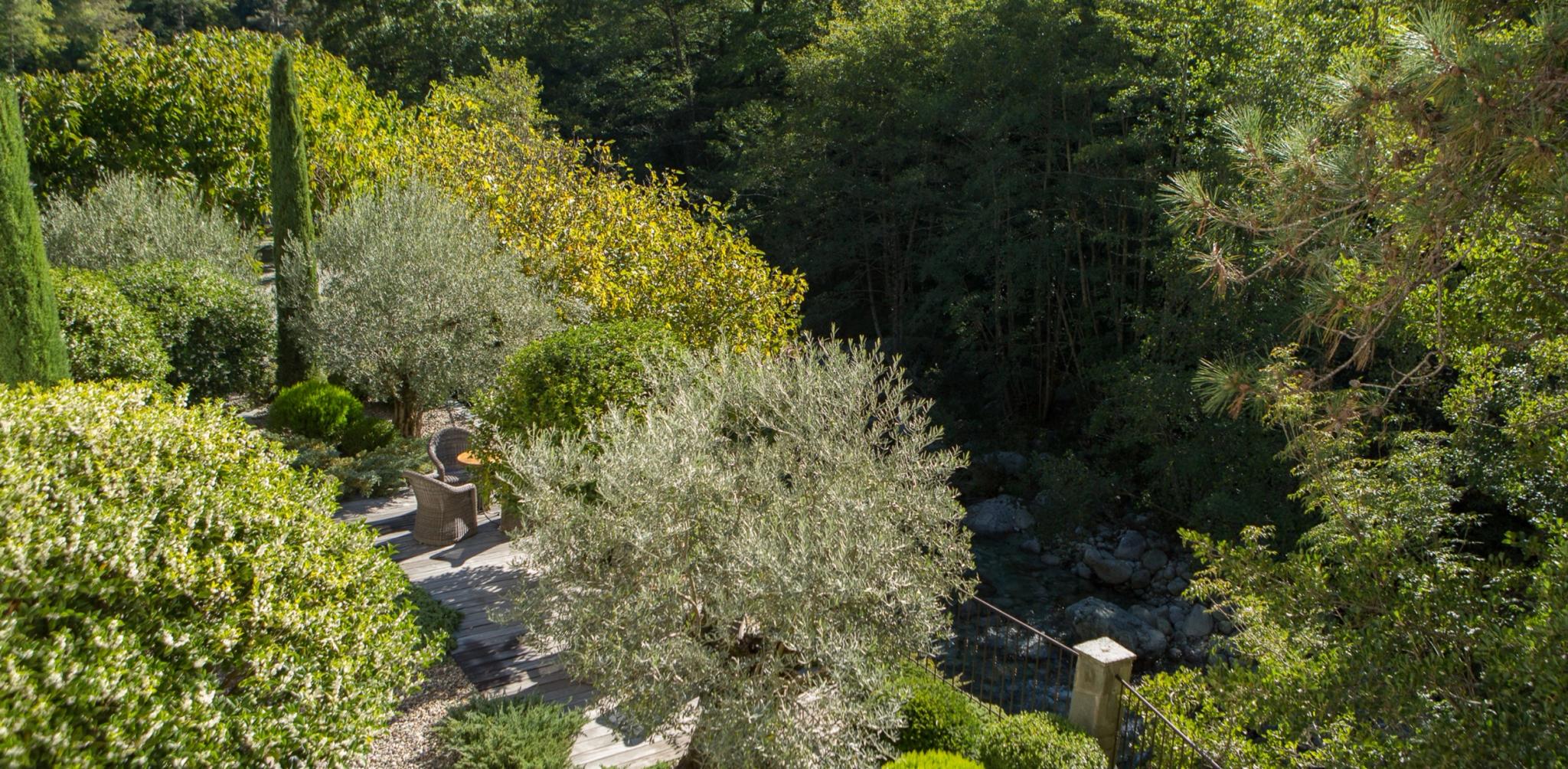 Établissement de charme niché au bord de l’eau dans un site naturel classé