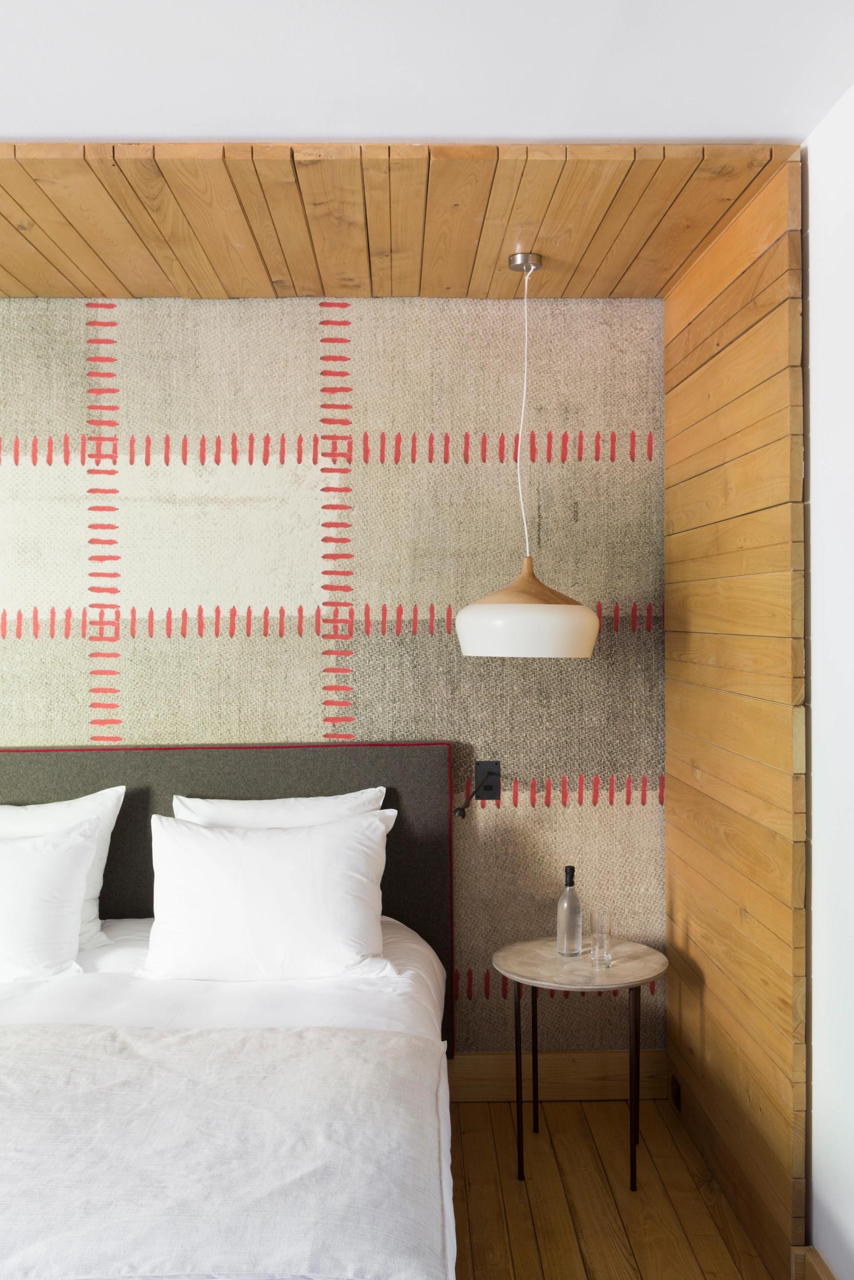 Matériaux nobles et décor épuré dans la chambre Supérieure