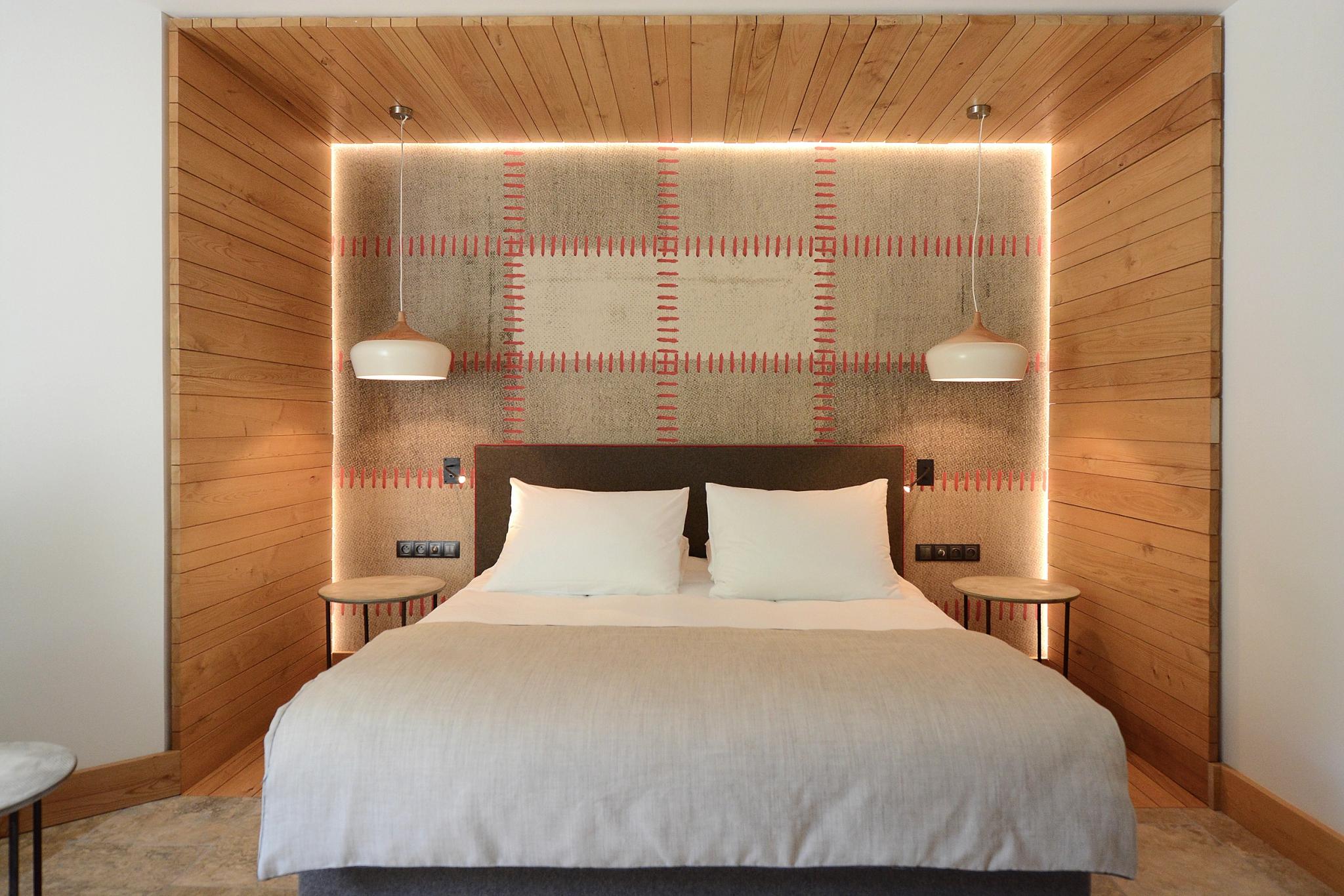 Suite avec murs en bois et bel éclairage dans un hôtel 4 étoiles