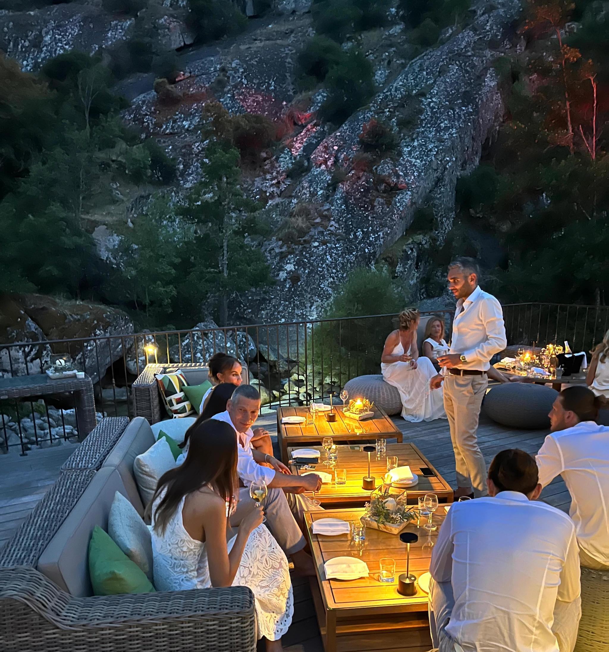 Aperitif corse servi au bord de la rivière à l'hotel Dominique Colonna
