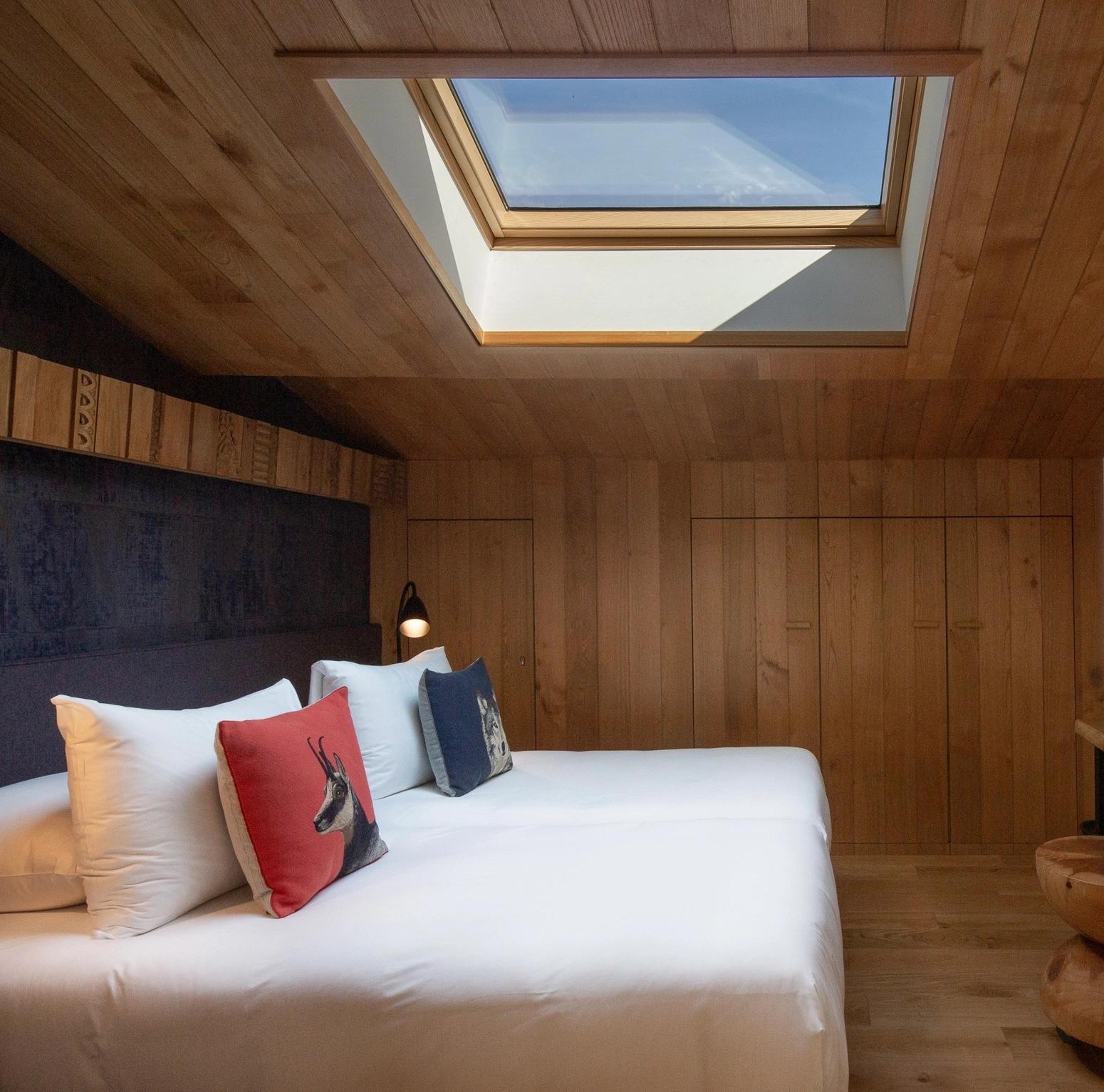 Suite A Casuccia avec lit king-size et décoration en bois clair à Corte