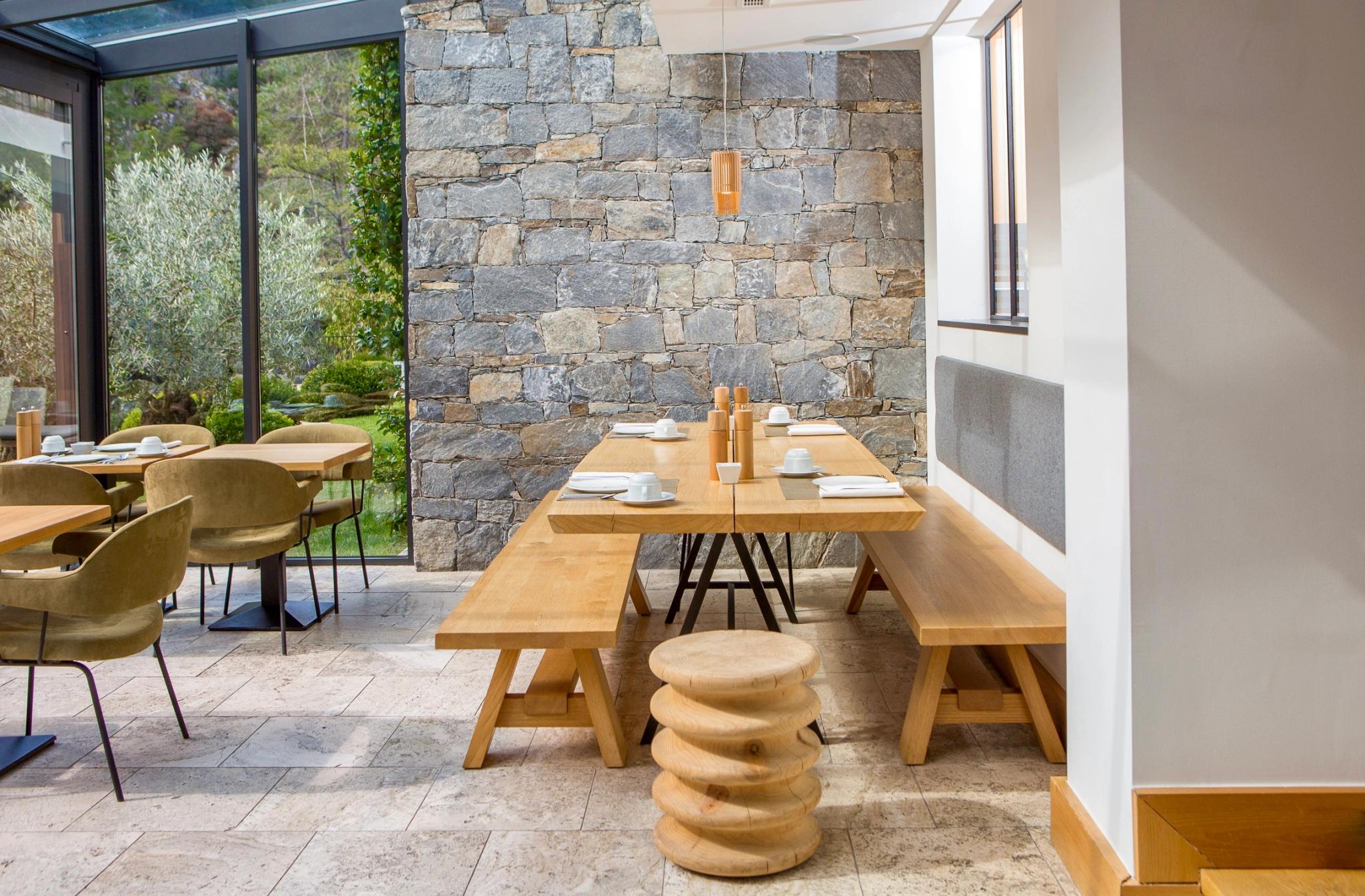 La salle de repas baignée de lumière naturelle à l'hotel Dominique Colonna