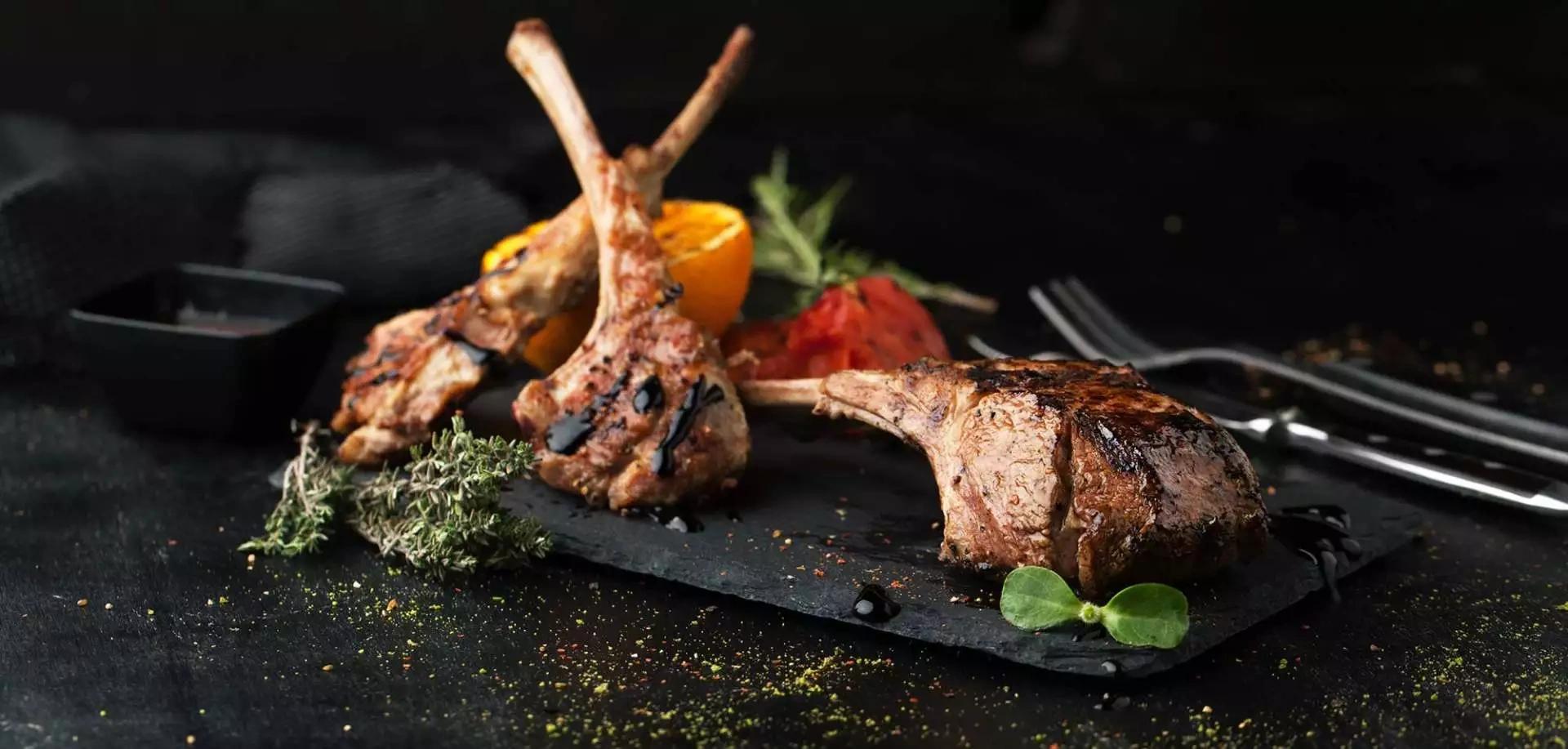 Agneau corse mijoté avec herbes du maquis et légumes de saison