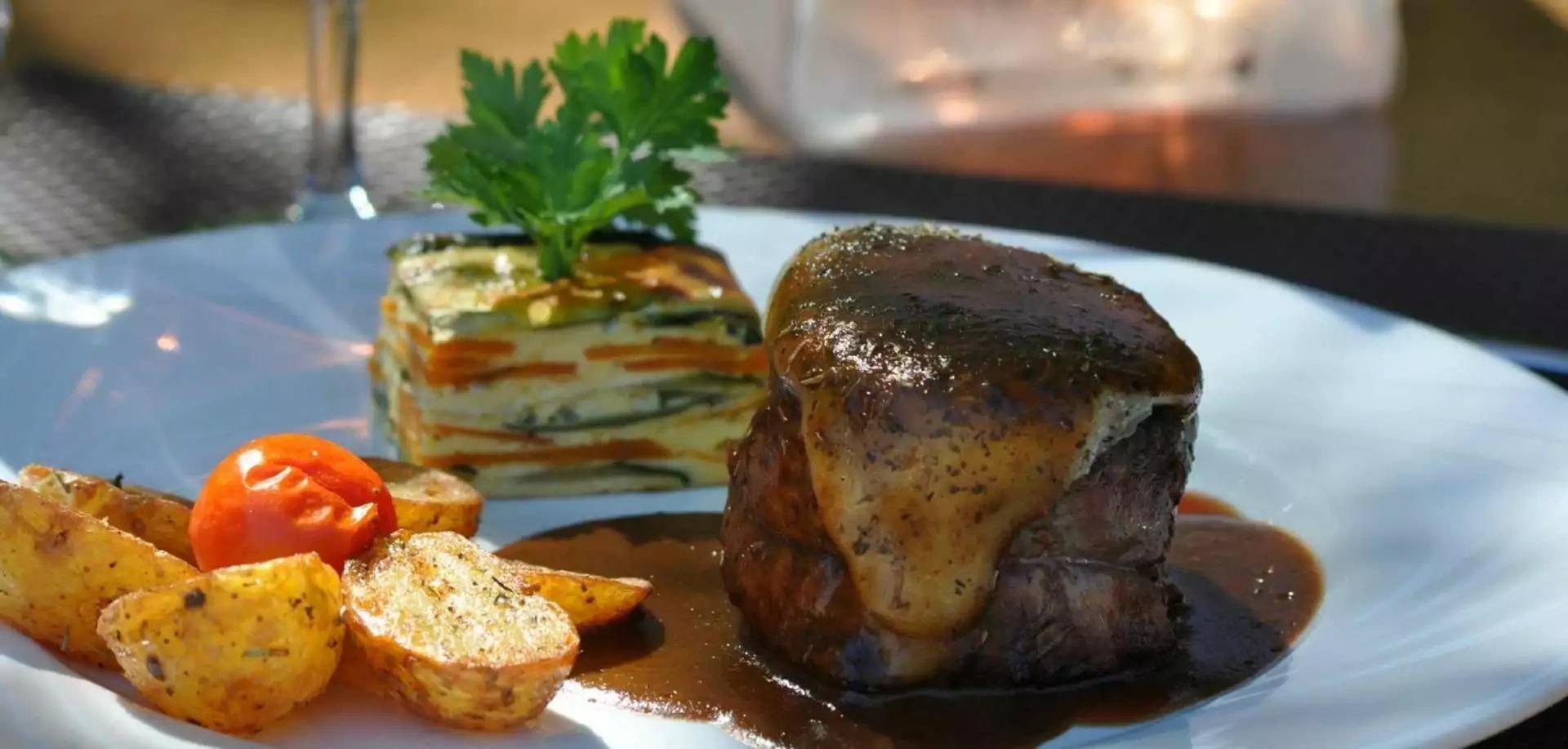 Plats préparés avec produits locaux dans un restaurant de tradition corse